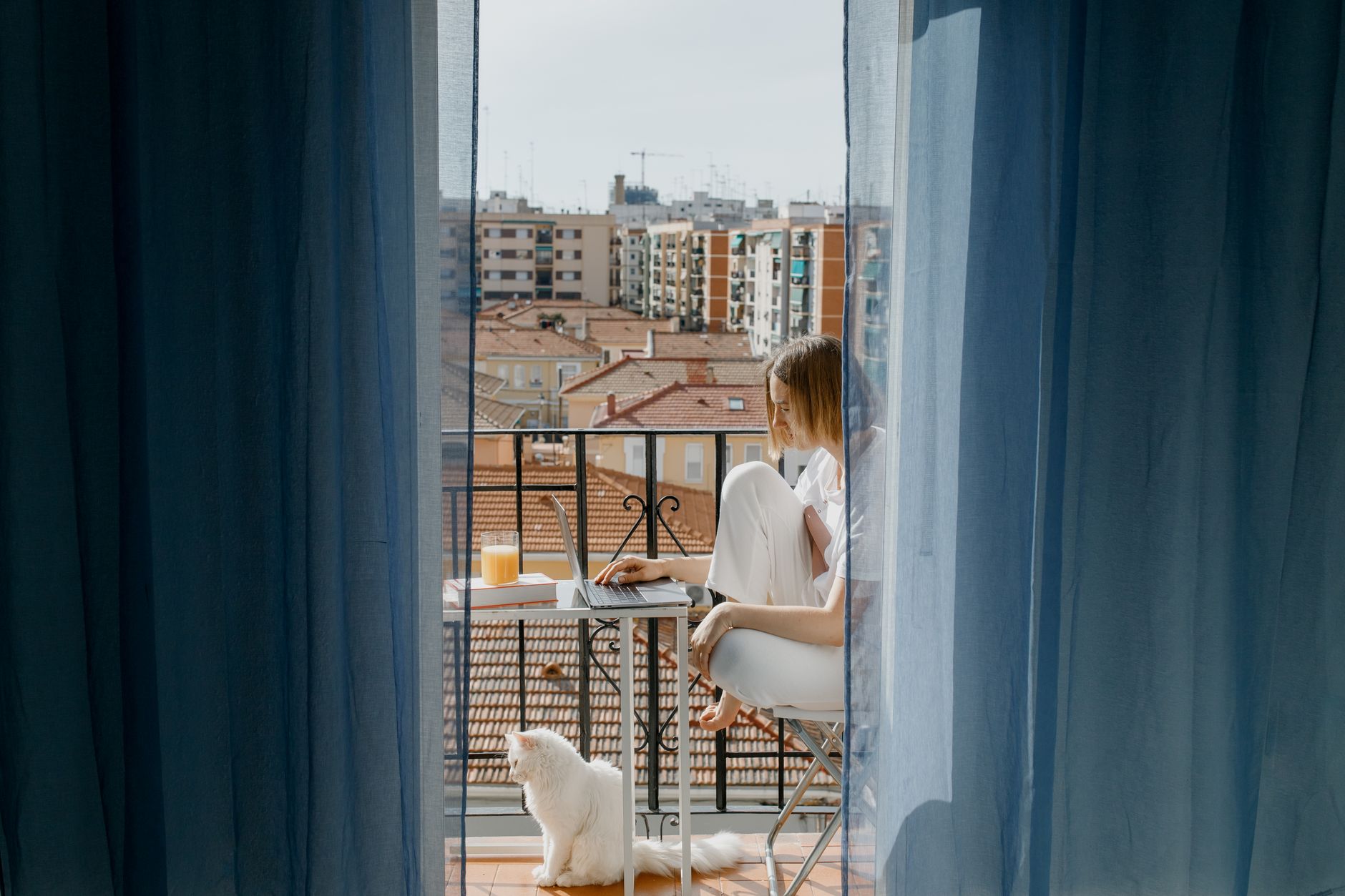 Momento di pausa in casa, vicino a una finestra