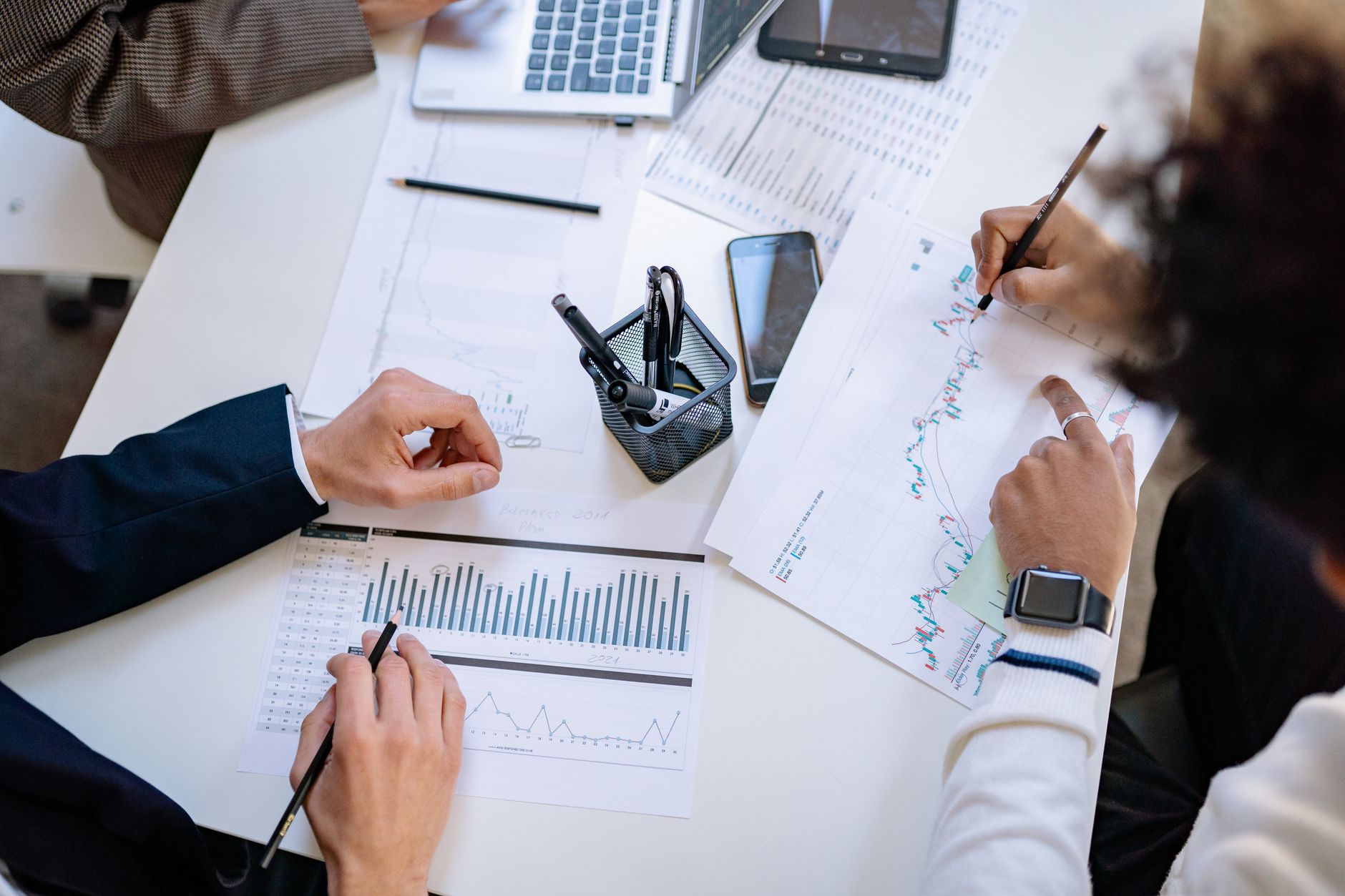 Tavolo di lavoro con carte e computer